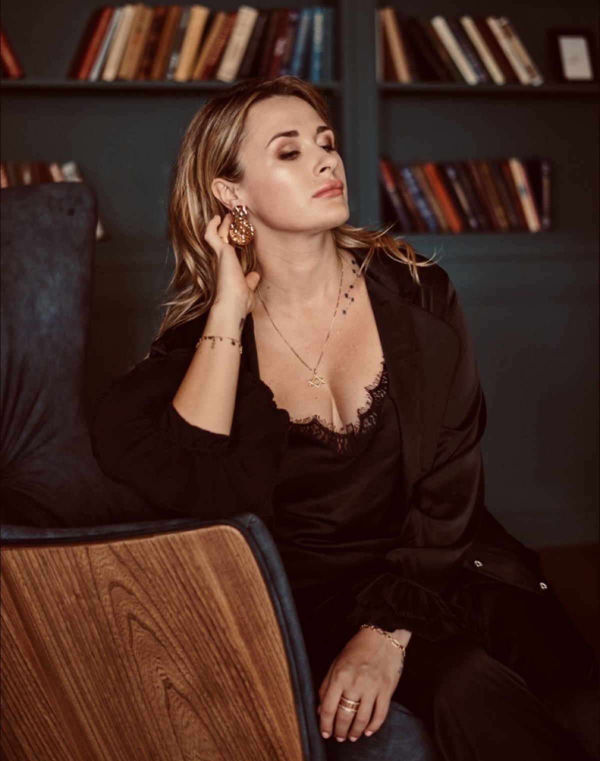 Anastasiia Jerez у затишному просторі